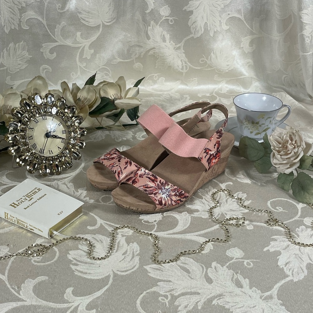 Pink Life Stride Soft System Peach Salmon Tan Brown Floral Flex Style Sandals